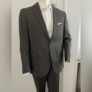 Jack Victor Italian wool suit. Excellent like new condition.